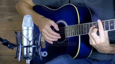 Ev stüdyosu üzerinde mikrofon akustik gitar kayıt müzisyen