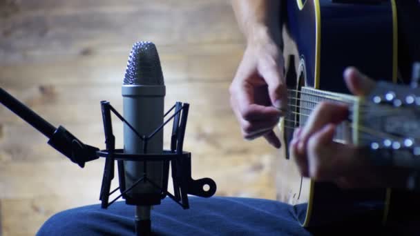 Μουσικός Καταγραφή ακουστική κιθάρα στο μικρόφωνο για το στούντιο στο σπίτι — Αρχείο Βίντεο