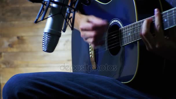 Músico Gravação Guitarra Acústica em Microfone no Home Studio — Vídeo de Stock