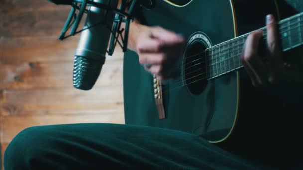 Musicien Enregistrement Guitare Acoustique au Microphone sur le Home Studio — Video