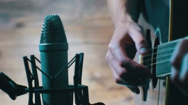 Stüdyoda kayıt akustik gitar