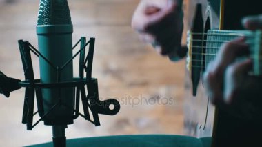 Stüdyoda kayıt akustik gitar
