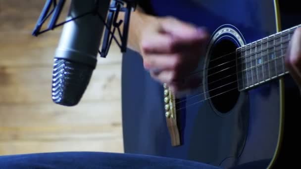 Músico Gravação Guitarra Acústica em Microfone no Home Studio — Vídeo de Stock