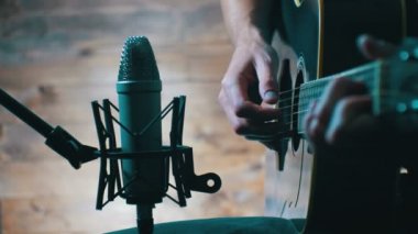 Ev stüdyosu üzerinde mikrofon akustik gitar kayıt