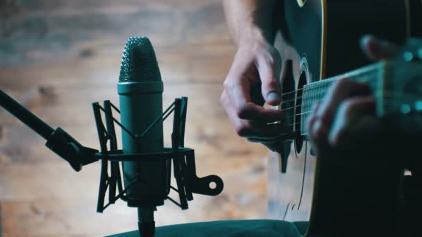 Запись акустической гитары в микрофоне на домашней студии — стоковое видео