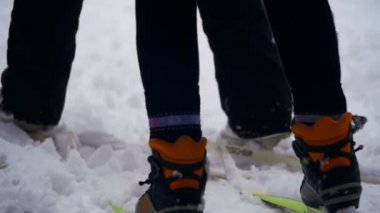 Kayakçı kış ormanda binmek