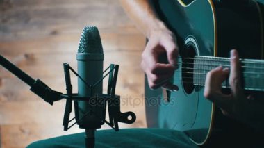 Stüdyoda kayıt akustik gitar
