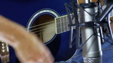 Ev stüdyosu üzerinde mikrofon akustik gitar kayıt müzisyen
