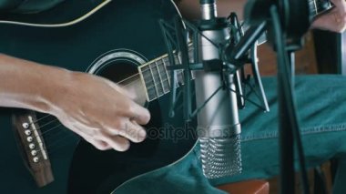 Ev stüdyosu üzerinde mikrofon akustik gitar kayıt müzisyen