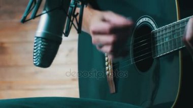 Ev stüdyosu üzerinde mikrofon akustik gitar kayıt müzisyen
