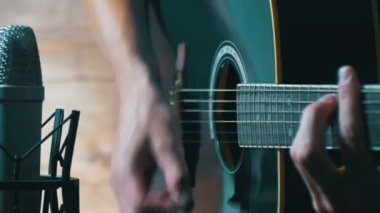 Stüdyoda kayıt akustik gitar