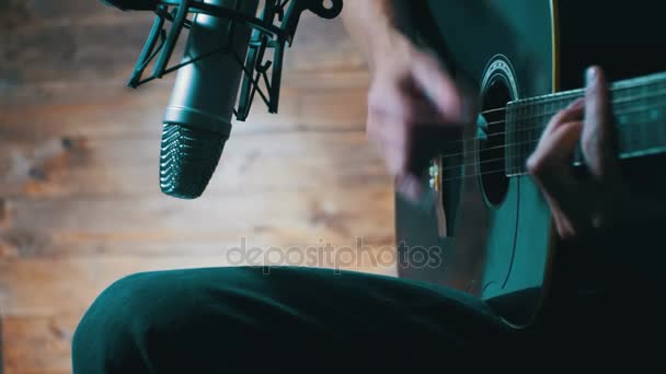 スタジオでのアコースティック ギターの録音 — ストック動画