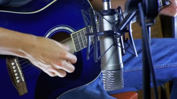 Musicista Registrazione Chitarra acustica in Microfono su Home Studio — Video Stock