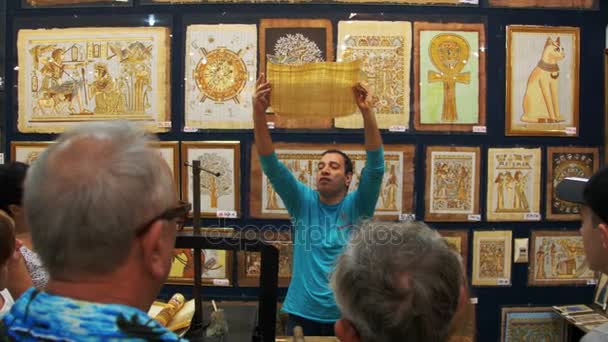 Demonstratie van Papyrus in de Egyptische winkel voor toeristen — Stockvideo