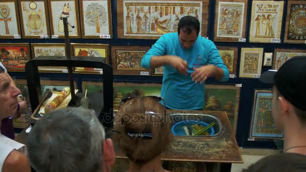 Демонстрация папируса в египетском магазине для туристов — стоковое видео
