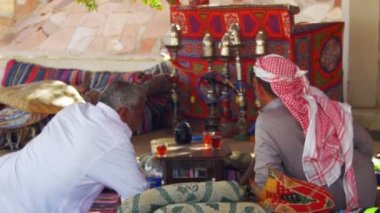 Bedevilerin ve Araplar Mısır tabloda çay içme vardır