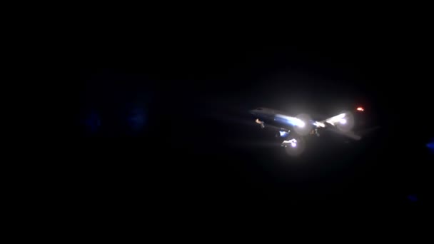 Passagierflugzeug am Nachthimmel — Stockvideo