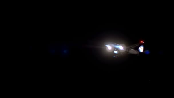Пассажирский авиалайнер в ночном небе — стоковое видео
