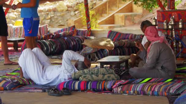 Bedoeïenen en Arabieren zijn thee drinken aan tafel in Egypte — Stockvideo