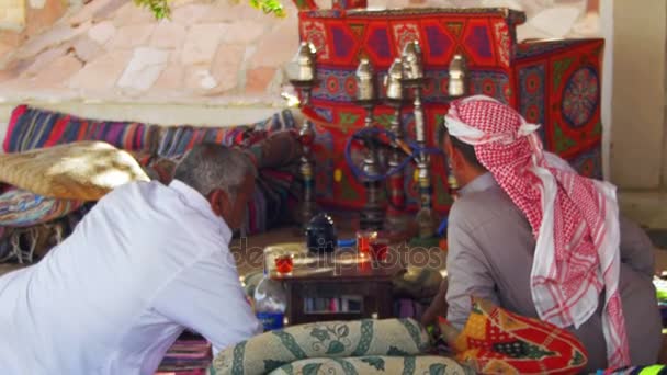 Бедуины и арабы пьют чай за столом в Египте — стоковое видео