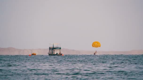 Parasailing, parasailing atrás de um barco — Vídeo de Stock