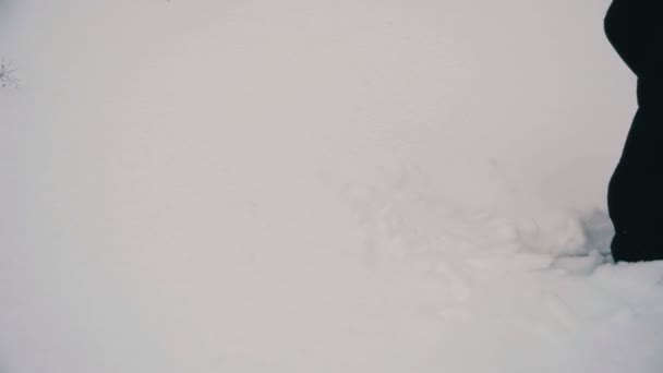 Человек, ходящий в глубоком снегу. Slow Motion — стоковое видео