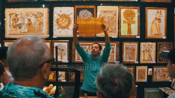 A turisták számára a papirusz az egyiptomi üzletben bemutató — Stock videók