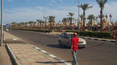 Mısır et deve ile Market yakınındaki bir turistik yerde yol boyunca