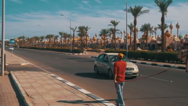 Egyptský člověk s Camel jít po silnici v turistickém nedaleko tržiště — Stock video