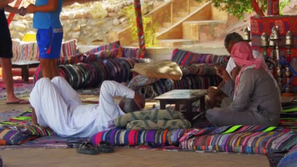 Bedoeïenen en Arabieren zijn thee drinken aan tafel in Egypte — Stockvideo