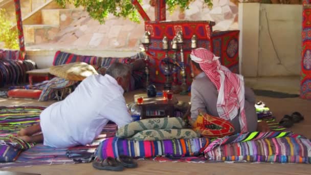 Les Bédouins et les Arabes boivent du thé à table en Egypte — Video