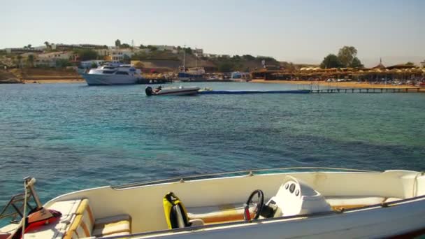 Μηχανοκίνητο σκάφος δεμένο σε μια προβλήτα στην Ερυθρά θάλασσα στο φόντο παραλία — Αρχείο Βίντεο