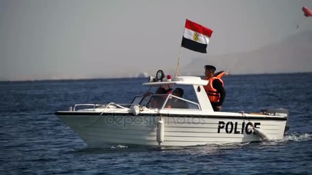 Les garde-côtes maritimes se déplacent sur un bateau à moteur avec le drapeau égyptien sur la mer Rouge. Mouvement lent — Video