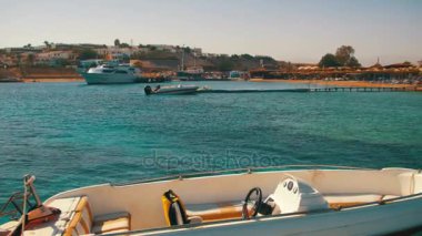 Motorlu tekne bağlıdır Kızıldeniz plaja yakın bir iskele