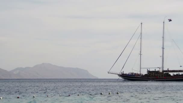 Flotteurs de bateau de plaisance dans la mer Rouge — Video