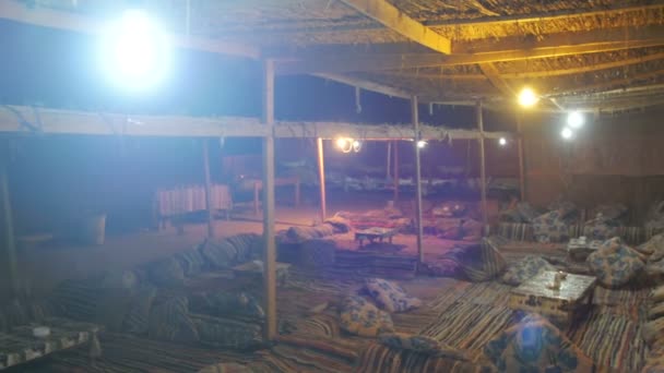 Beduinska bosättningar i egyptiska öknen på natten — Stockvideo