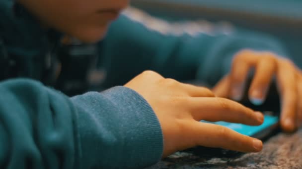 Игра детей с мобильным телефоном на столе — стоковое видео