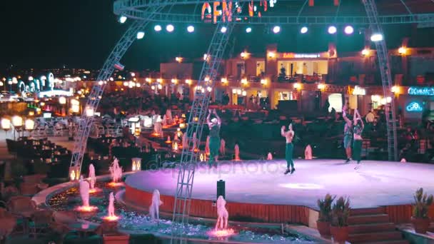 Nachtleven in Naama Bay Street, dansen in de lucht. Egypte — Stockvideo
