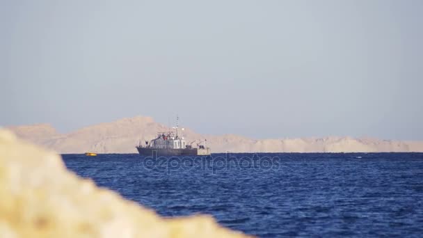 Boat Floats in the Red Sea — Stock Video