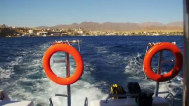 Tekne yüzen dalgalar ve Red Sea'deki/daki iz bırakır