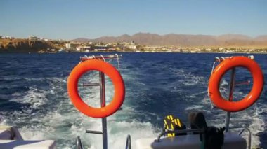 Tekne yüzen dalgalar ve Red Sea'deki/daki iz bırakır