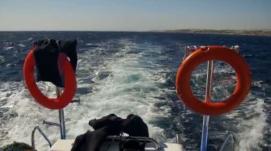 Tekne yüzen dalgalar ve Red Sea'deki/daki iz bırakır