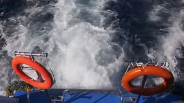 Tekne yüzen dalgalar ve Red Sea'deki/daki iz bırakır