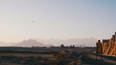 Yolcu uçağı gökyüzünde dağlar ve palmiye ağaçları Mısır arka plan üzerinde açılış.