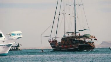 Zevk tekne yüzen Red Sea'deki/daki