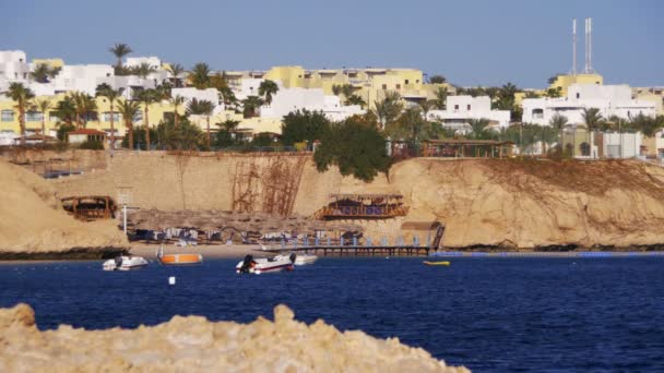 Bateau à moteur à l'ancre dans la mer Rouge .