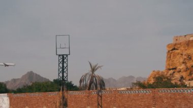 Yolcu uçağı gökyüzünde dağlar ve palmiye ağaçları Mısır arka plan üzerinde açılış.