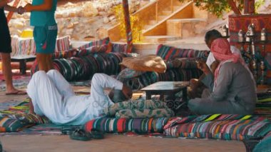 Bedevilerin ve Araplar Mısır tabloda çay içme vardır