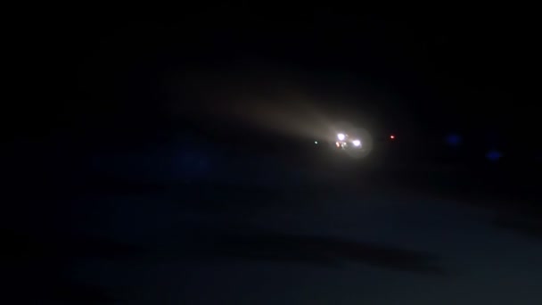 Passagier passagiersvliegtuig in de nachtelijke hemel — Stockvideo