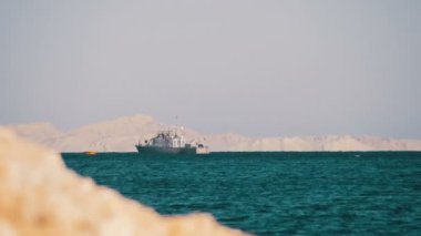 Tekne yüzen Red Sea'deki/daki